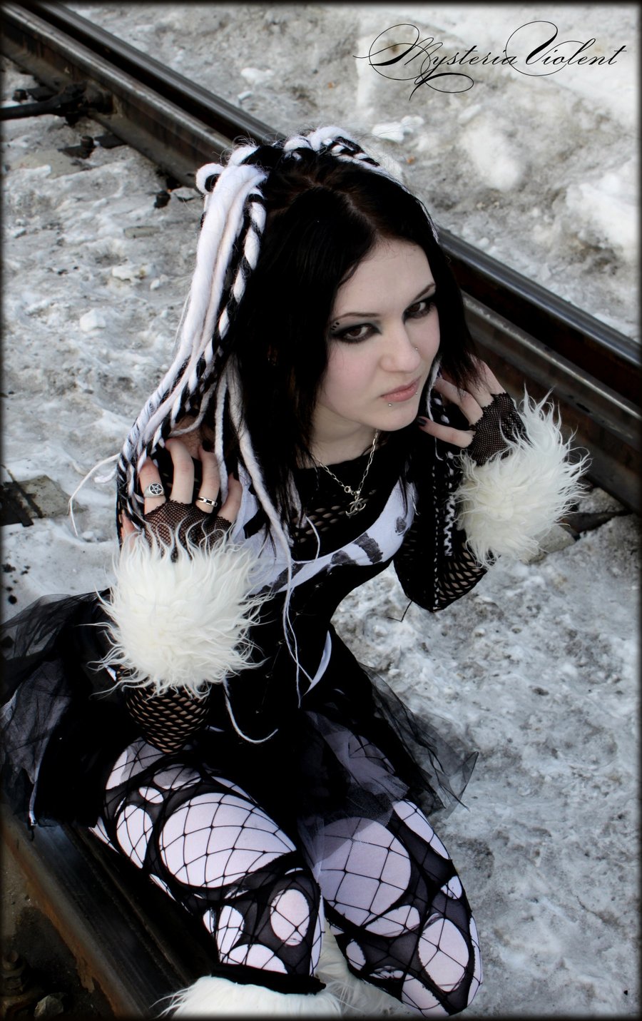 black_and_white_cyber_goth_by_mysteria_violent