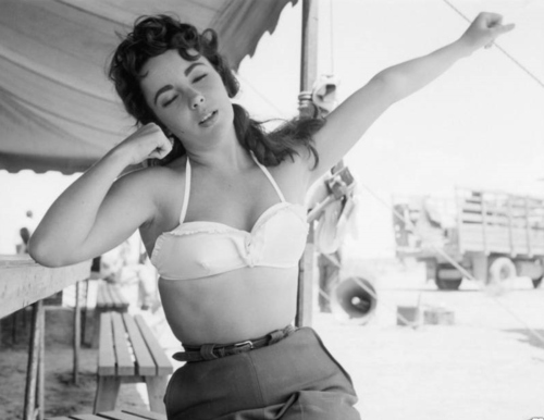 1950s-black-and-white-elizabeth-taylor