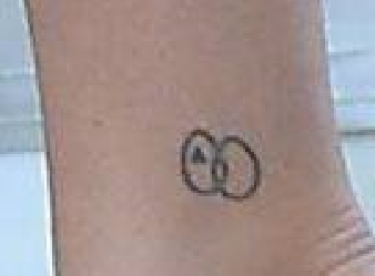 scarlett johansson has a tattoo on her ankle