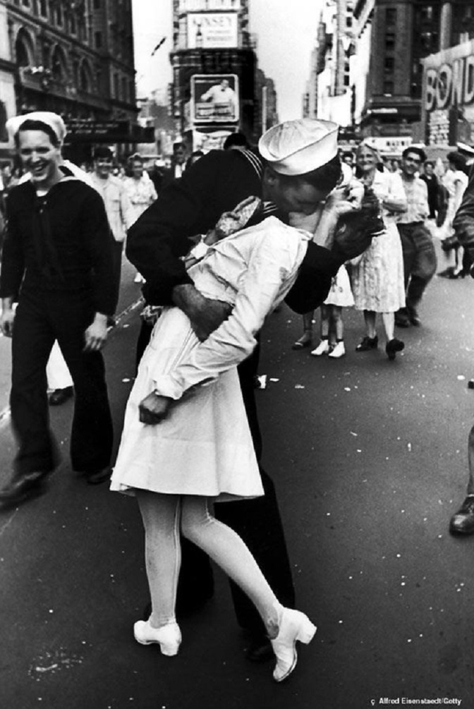 kissing solider